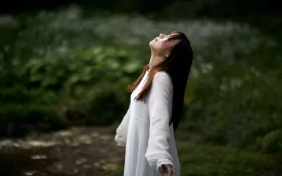 ¿Tu melena castaña ha perdido luz? Recupera el brillo en el cabello castaño con esta rutina natural
