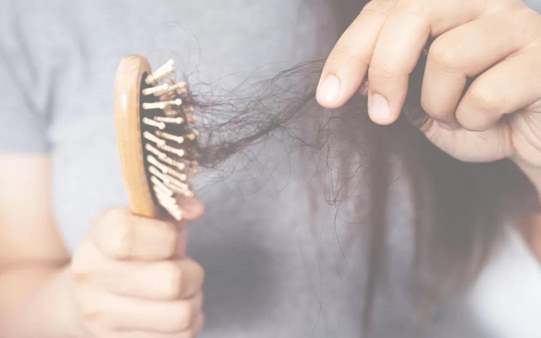 Caída estacional del cabello: causas, duración y cuidados naturales