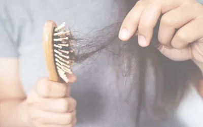 Caída estacional del cabello: causas, duración y cuidados naturales
